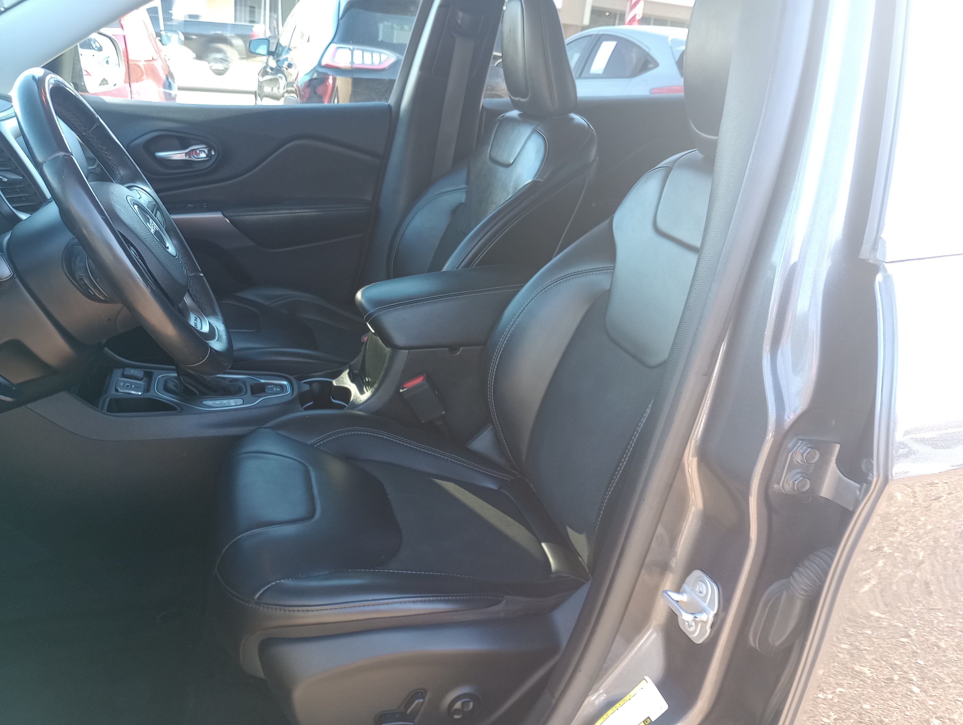 Used 2019 Jeep Cherokee Latitude Plus FWD image 10