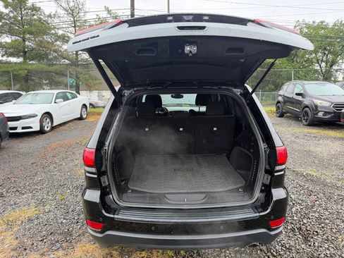 Used 2019 Jeep Grand Cherokee Laredo AWD/4WD image 14