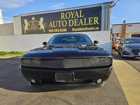 Used 2014 Dodge Challenger SXT RWD image 2