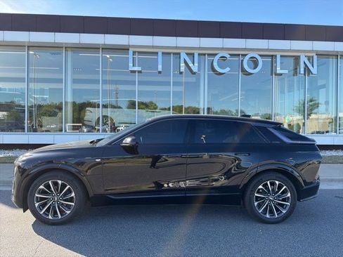 Used 2024 Cadillac Lyriq Sport image 2