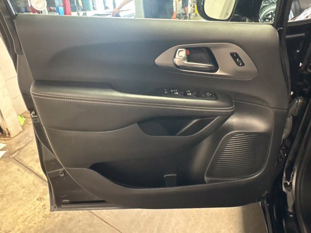 Used 2025 Chrysler Pacifica Select FWD image 10