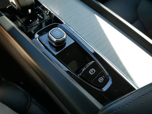 Certified 2025 Volvo XC60 B5 Plus AWD/4WD image 18