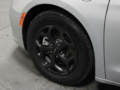 Used 2022 Chrysler Pacifica Touring-L w/ Uconnect Theater Family Group FWD image 10