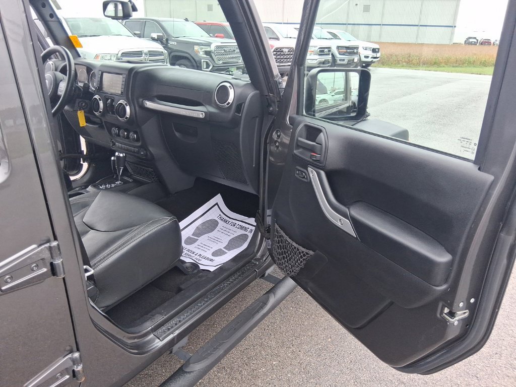 Used 2016 Jeep Wrangler Unlimited Rubicon w/ Connectivity Group AWD/4WD image 31