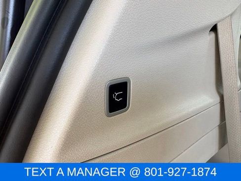 Used 2023 Chrysler Pacifica Touring-L FWD image 11
