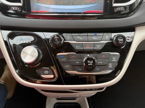 Used 2024 Chrysler Pacifica Touring-L image 41