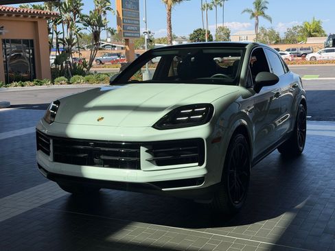 Certified 2025 Porsche Cayenne E-Hybrid Coupe AWD/4WD image 1