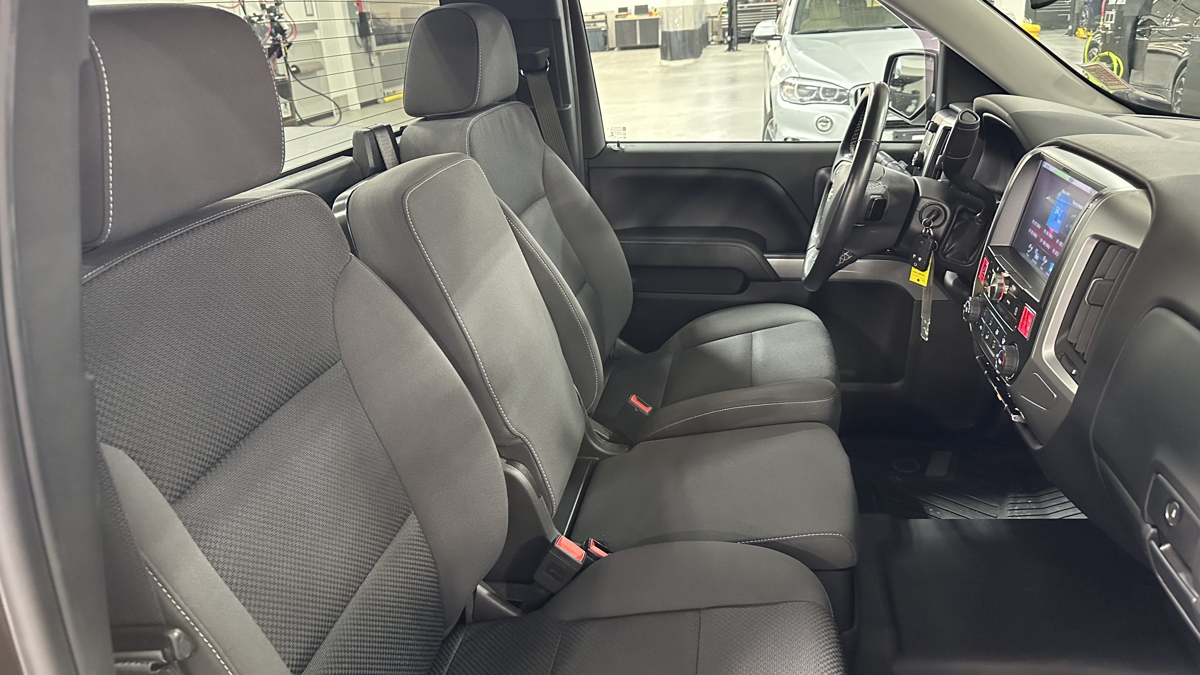 Used 2018 Chevrolet Silverado 1500 LT w/ LT Convenience Package AWD/4WD image 32