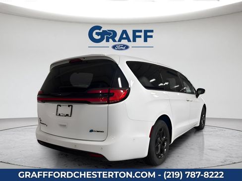 Used 2024 Chrysler Pacifica Limited FWD image 7