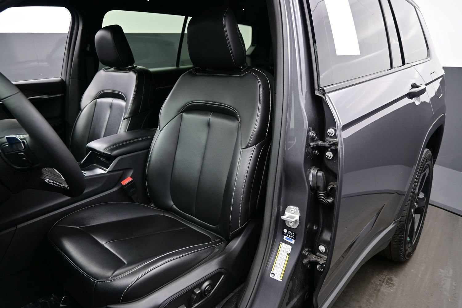 Used 2024 Jeep Grand Cherokee L Limited w/ Black Appearance Package AWD/4WD image 12