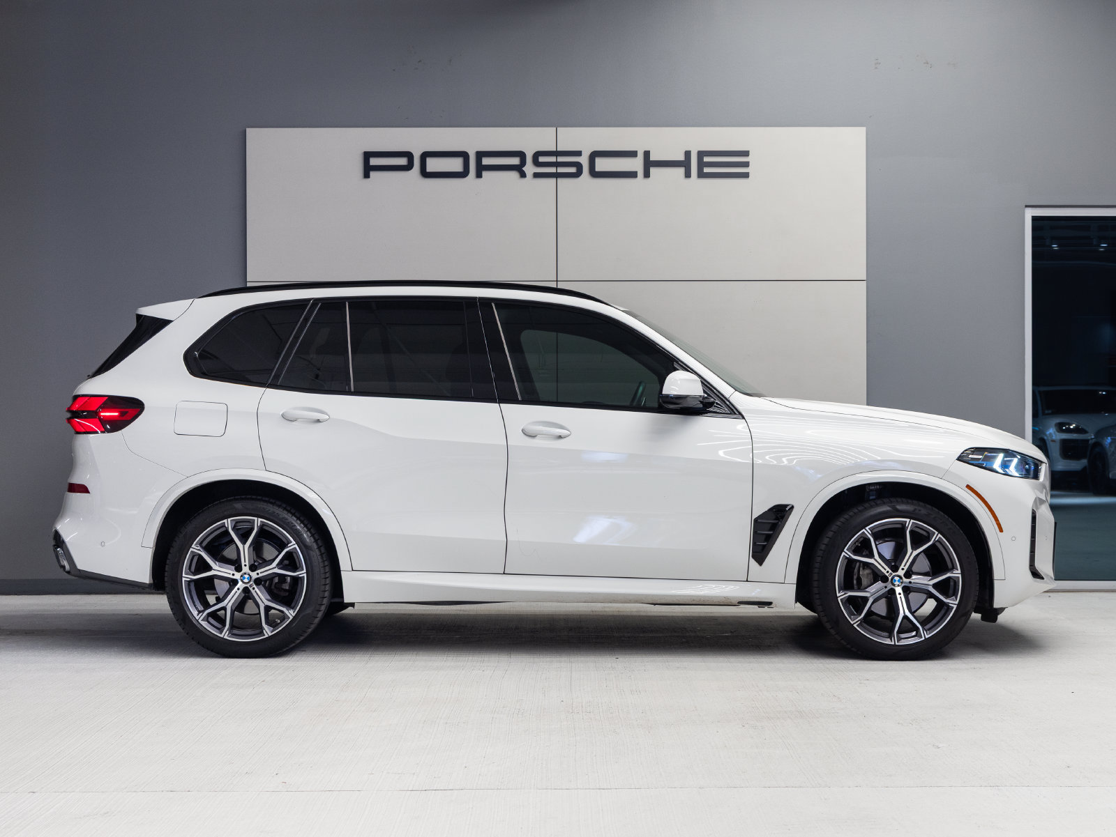 Used 2025 BMW X5 sDrive40i w/ M Sport Package RWD image 8