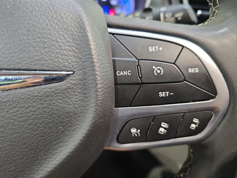 Used 2023 Chrysler Pacifica Touring-L FWD image 15