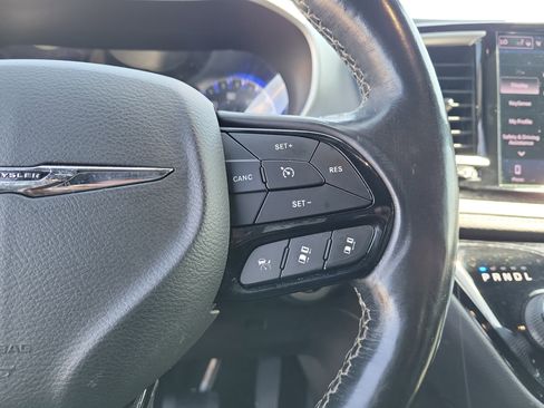 Used 2021 Chrysler Pacifica Touring-L w/ Uconnect Theater Family Group FWD image 20