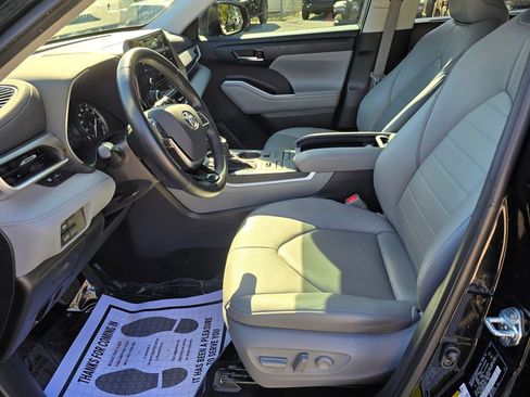 Used 2021 Toyota Highlander XLE image 16
