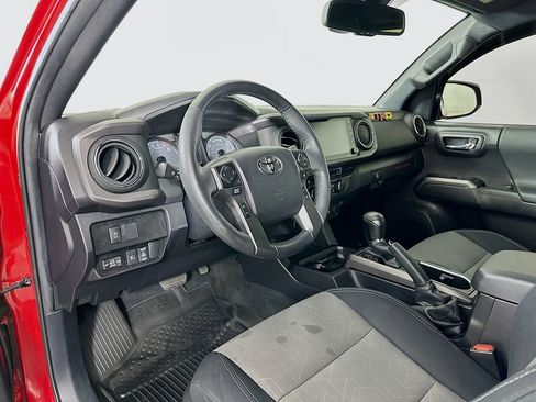 Used 2022 Toyota Tacoma TRD Off-Road image 9
