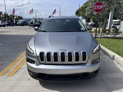 Used 2017 Jeep Cherokee Latitude FWD image 2