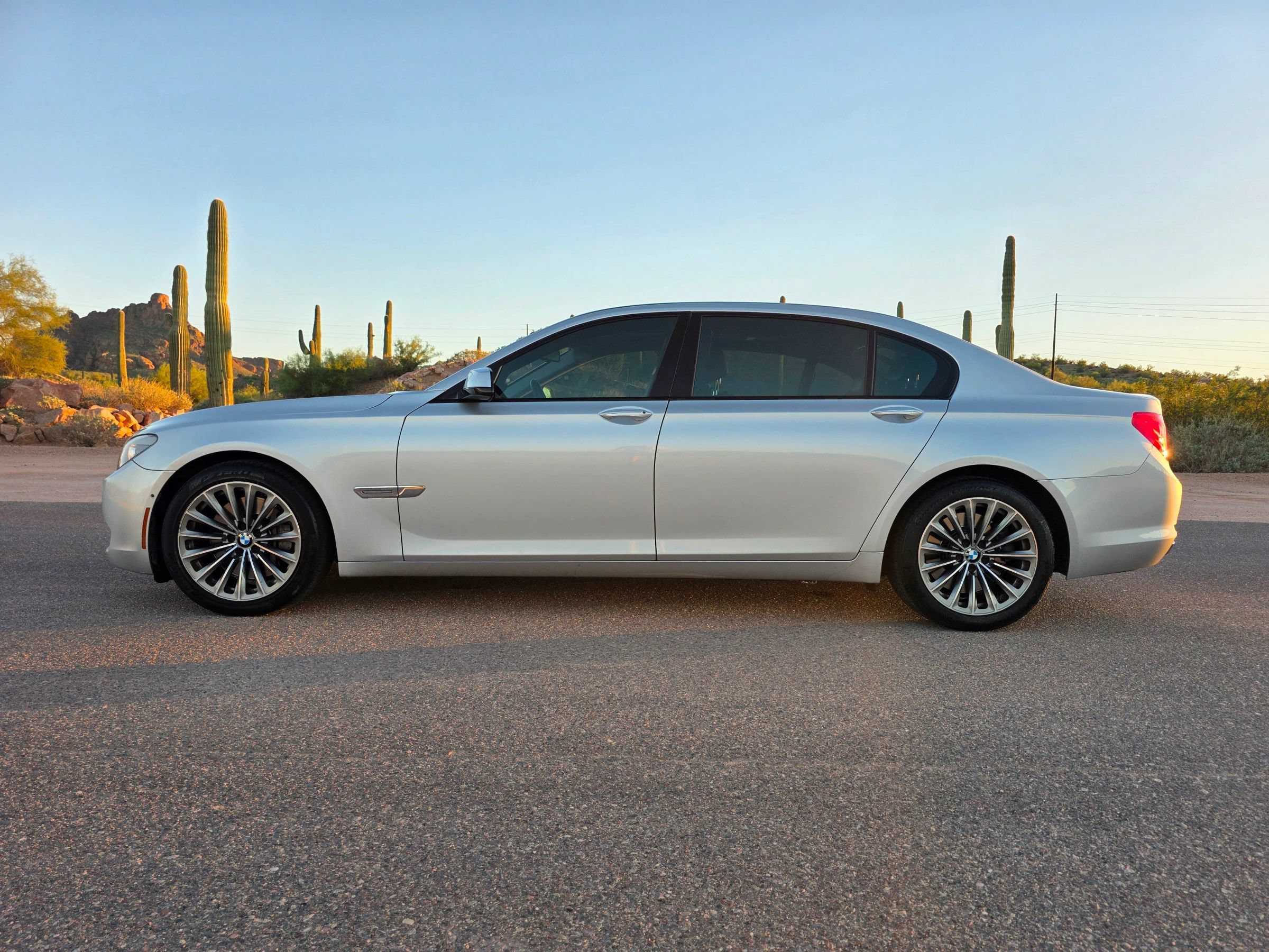 Used 2009 BMW 750Li w/ Sport Pkg RWD image 2