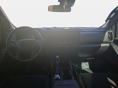 Used 2025 Nissan Frontier PRO-4X AWD/4WD image 9
