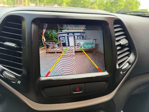 Used 2017 Jeep Cherokee Trailhawk AWD/4WD image 28