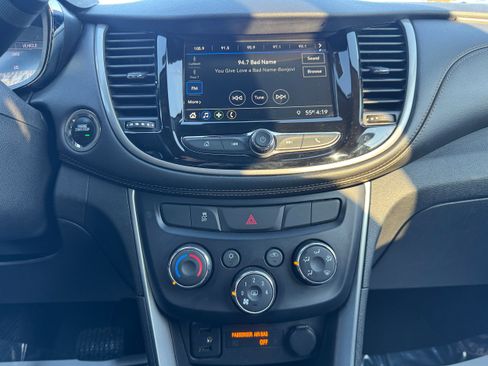 Used 2019 Chevrolet Trax LT w/ Sun & Sound Package image 20