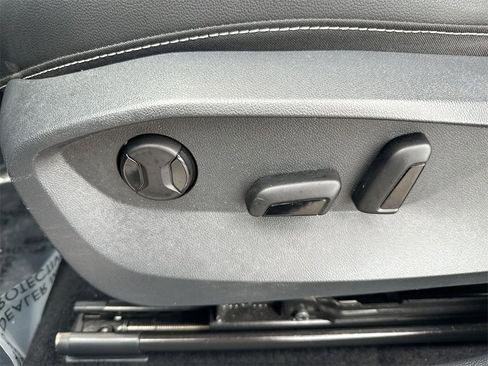 Used 2022 Volkswagen Taos SEL image 14