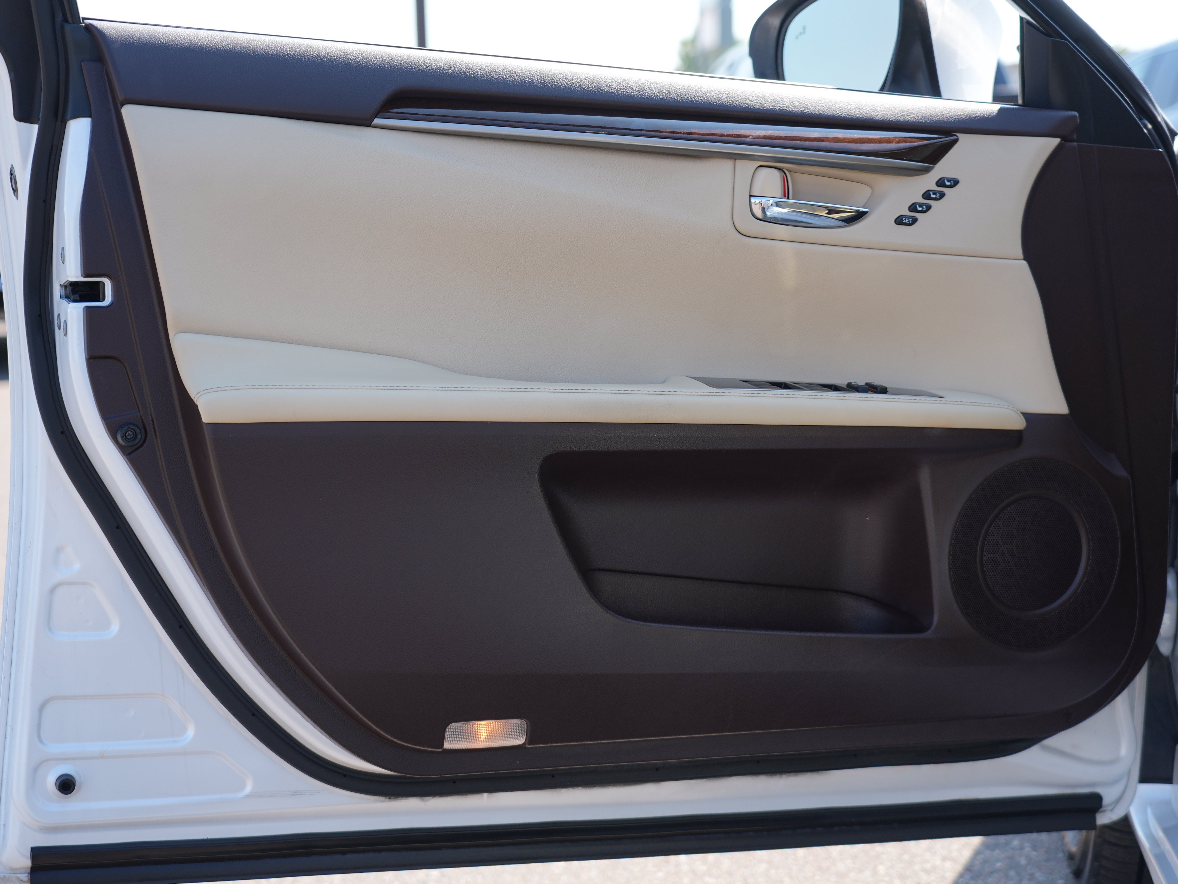 Used 2016 Lexus ES 350 w/ Luxury Package w/Wood Trim FWD image 18