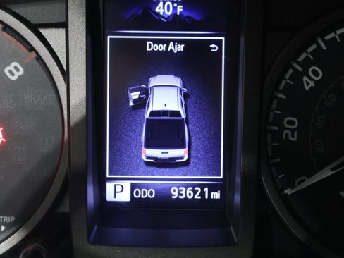 Used 2017 Toyota Tacoma TRD Off-Road w/ Tow Package (A/T) image 38