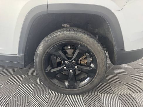 Used 2023 Jeep Grand Cherokee Altitude RWD image 13