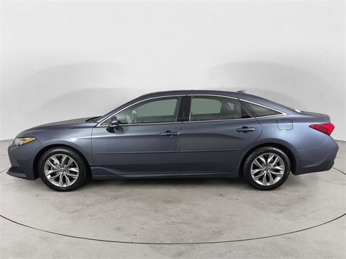 Used 2022 Toyota Avalon XLE image 2