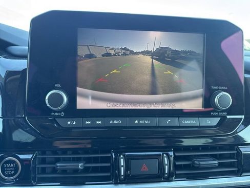 Used 2024 Nissan Pathfinder SV image 18