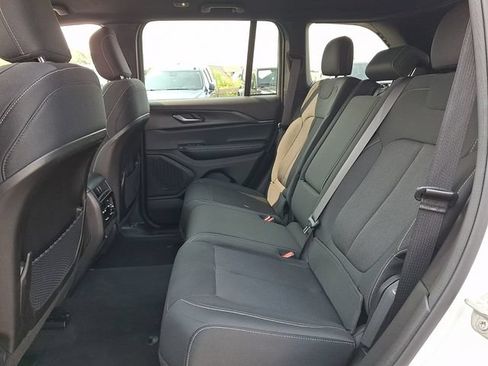 Used 2024 Jeep Grand Cherokee Laredo w/ Luxury Tech Group I AWD/4WD image 18