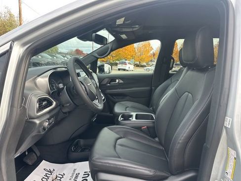 New 2026 Chrysler Pacifica Select image 12