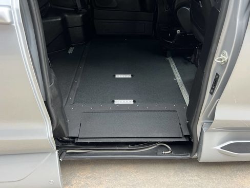 Used 2023 Chrysler Pacifica Touring-L w/ Uconnect Theater Family Group image 10