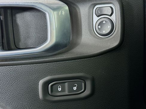 Used 2021 Jeep Gladiator Sport image 15