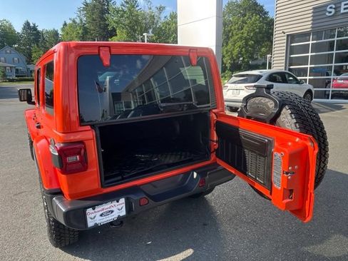 Used 2018 Jeep Wrangler Unlimited Sahara AWD/4WD image 9