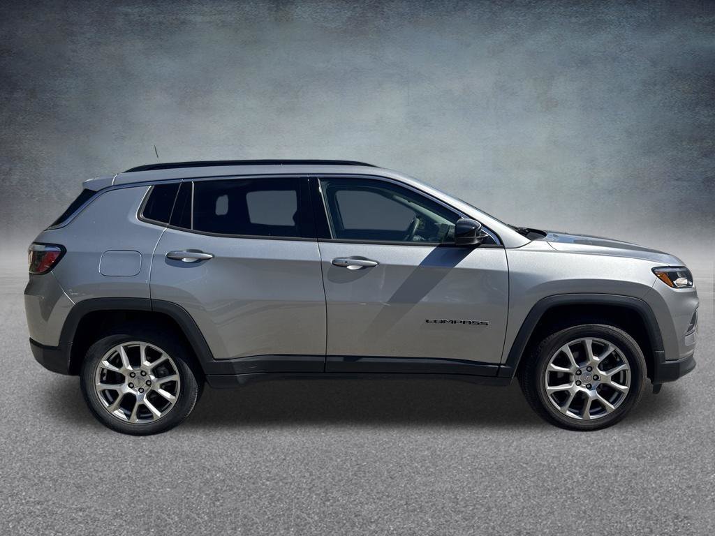 Used 2022 Jeep Compass Latitude AWD/4WD image 4