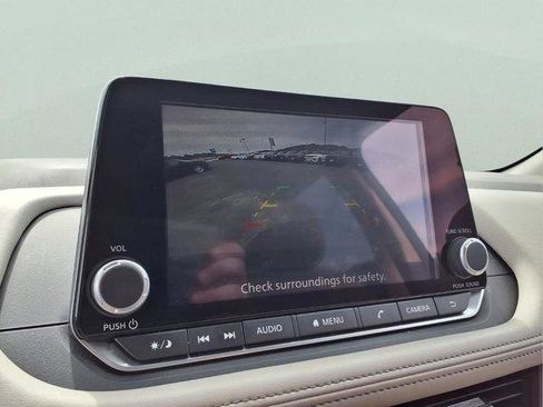 Used 2025 Nissan Rogue SV FWD image 17
