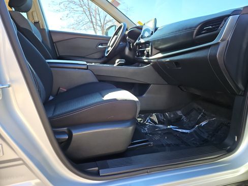 Used 2023 Nissan Rogue SV image 7