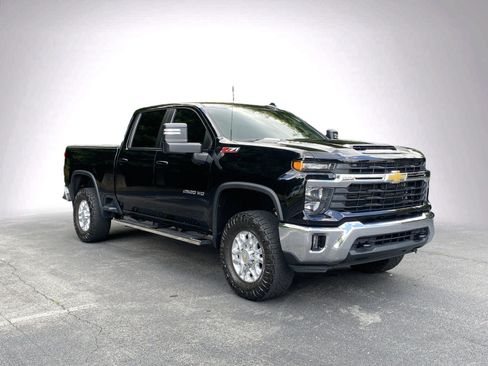 Used 2024 Chevrolet Silverado 2500 LT AWD/4WD image 2