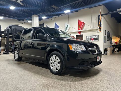 Used 2018 Dodge Grand Caravan SE w/ UConnect Hands-Free Group image 6