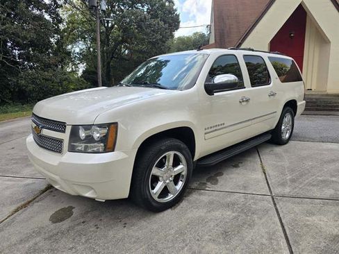 Used 2014 Chevrolet Suburban LTZ image 2
