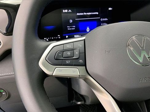 Used 2025 Volkswagen Taos SE image 18