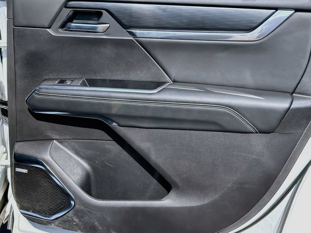 Used 2025 GMC Acadia Elevation FWD image 33