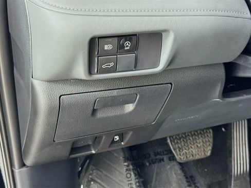 Certified 2025 Toyota Highlander XLE FWD image 11