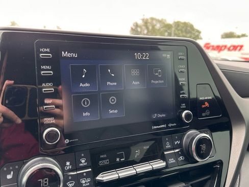 Used 2022 Toyota Highlander XLE AWD/4WD image 27