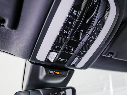 Certified 2025 Porsche Macan image 21