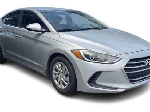 Used 2018 Hyundai Elantra SE FWD image 3