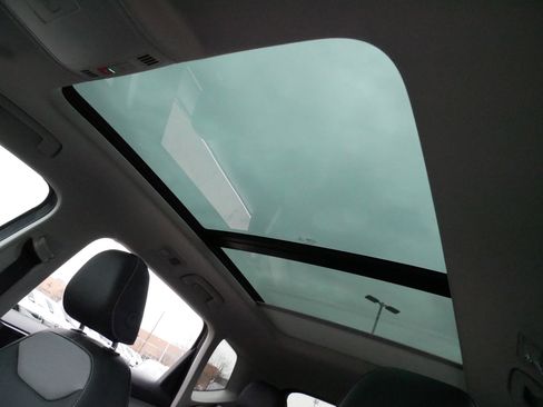 Certified 2022 Volkswagen Taos SEL image 33