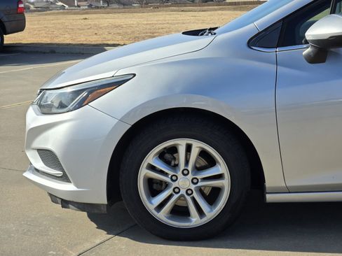 Used 2017 Chevrolet Cruze LT image 9