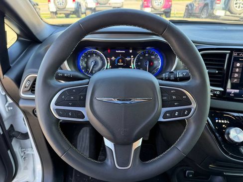 Used 2025 Chrysler Pacifica Select FWD image 14
